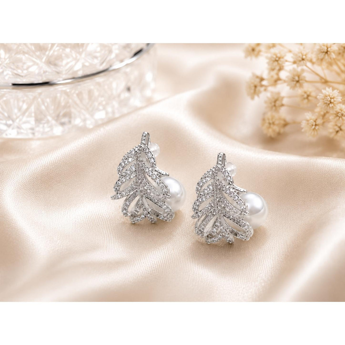 Brinco Pena Cravejada com Pérola e Zircônias