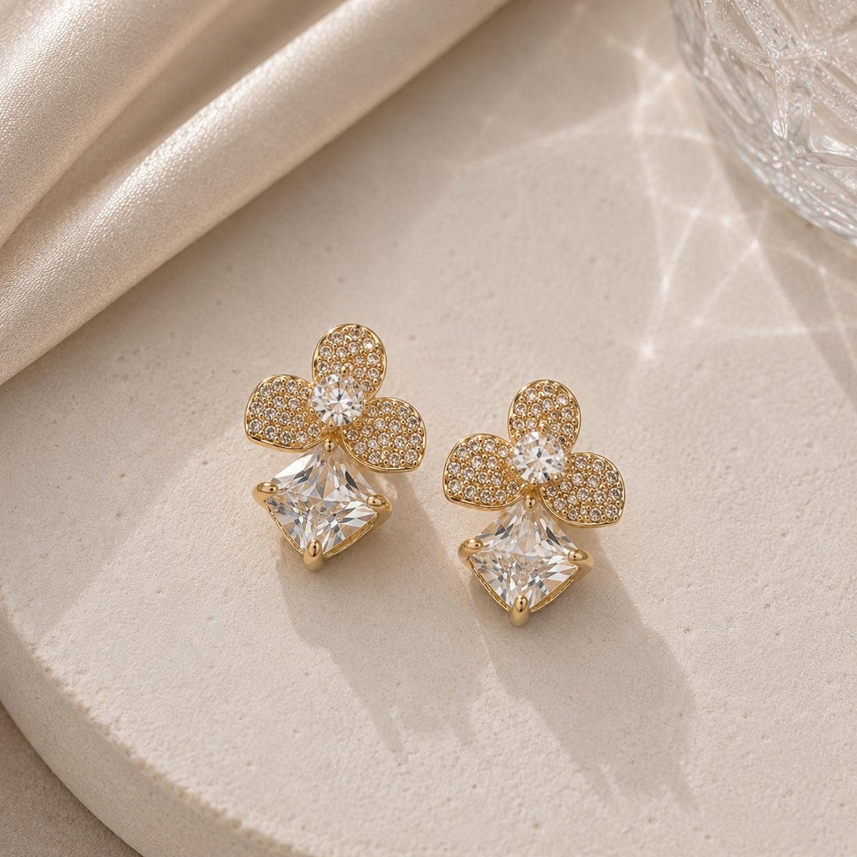 Brinco Flor de Três Pétalas com Zircônias