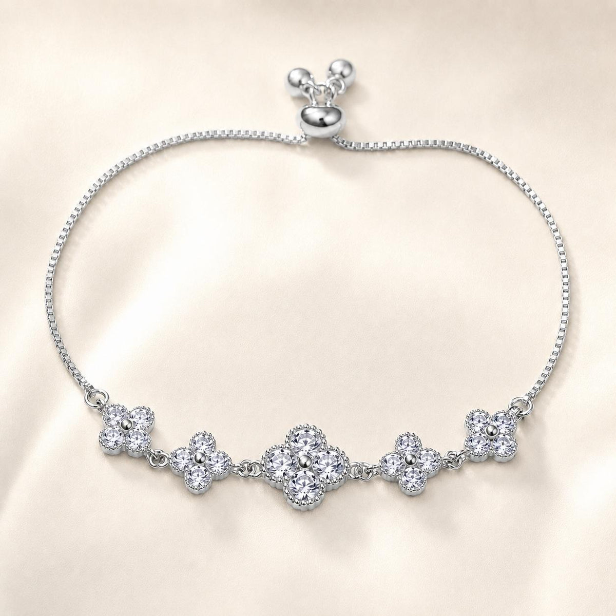 Pulseira Ajustável Flor Trevo Quatro Folhas com Zircônias Brilhantes | Pulseira Feminina Dourada e Prateada Acessório Delicado para Presente