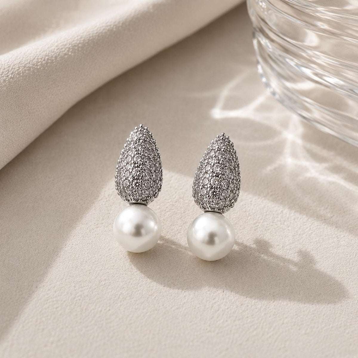 Brinco Pendente com Zircônias em Forma de Gota e Pérola