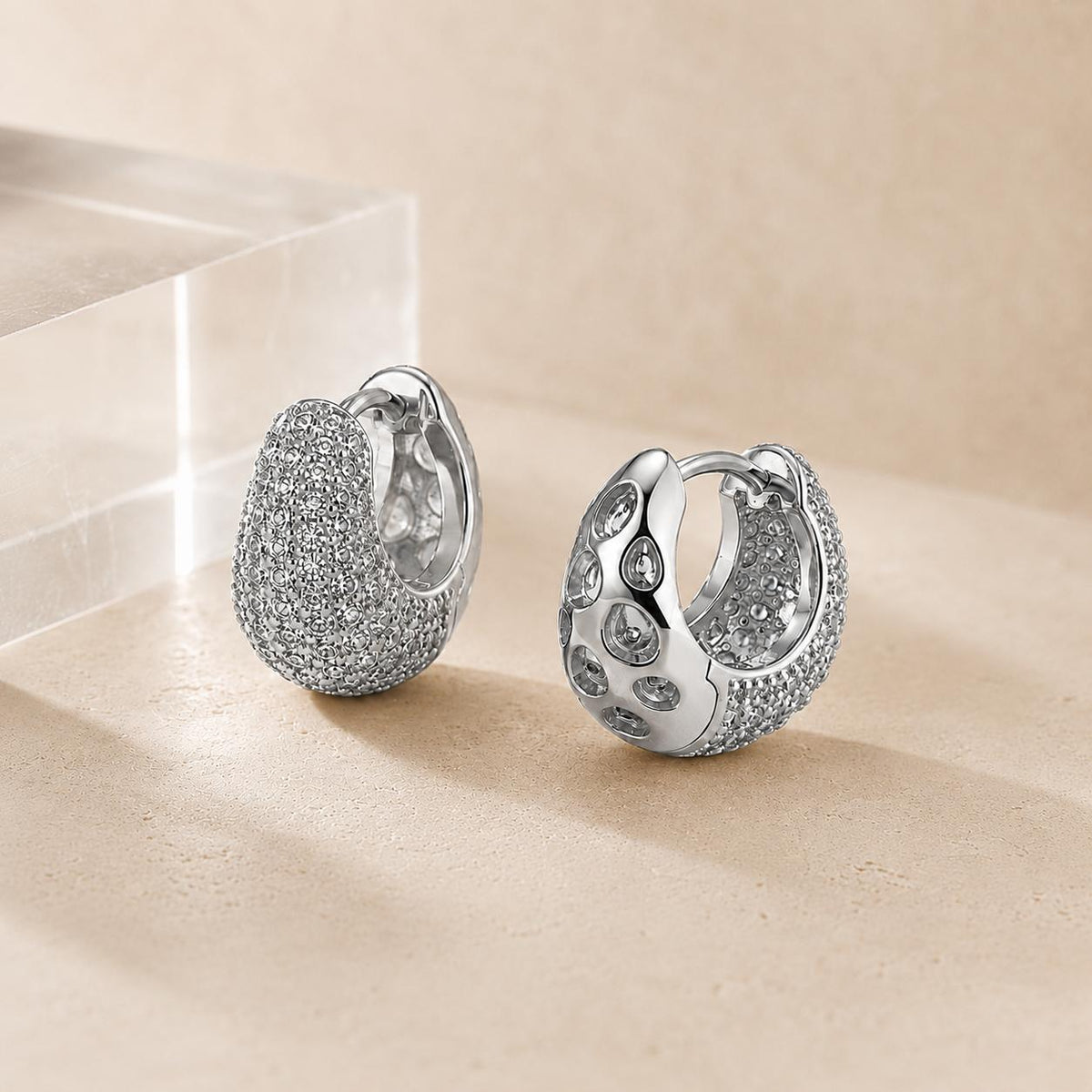 Brinco Argola Oval Pavê Zircônia Dourado/Prateado | Leve, Confortável para Uso Diário e Festas