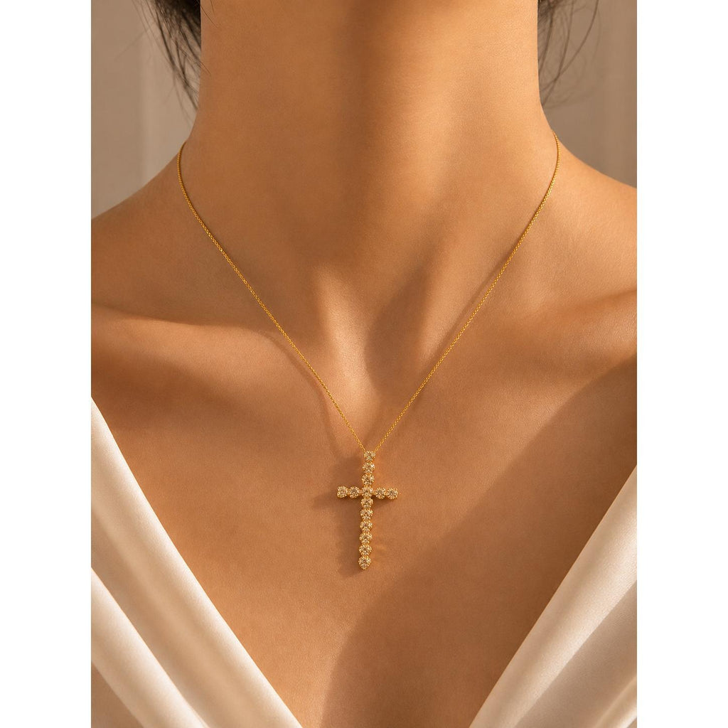 Colar Pingente Cruz de Corações Cravejado de Zircônias