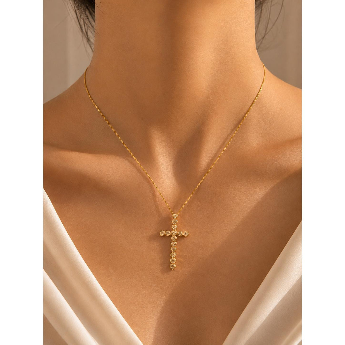Colar Pingente Cruz de Corações Cravejado de Zircônias