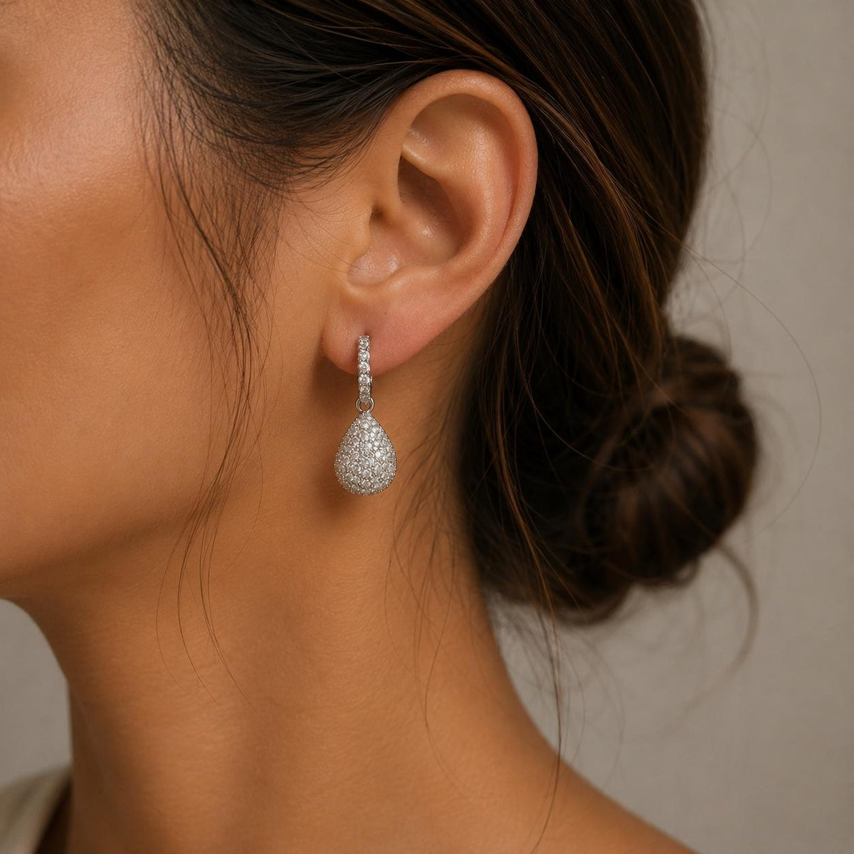 Brinco Gota Pendente em Zircônia Luxo Argola Pequena com Zircônias Brilho Contínuo Elegante e Versátil para Qualquer Ocasião