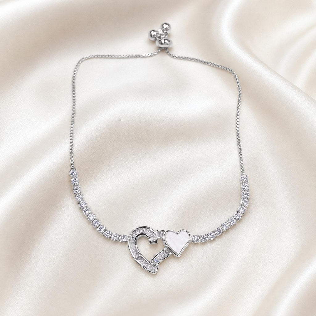 Pulseira Ajustável Dois Corações Entrelaçados com Madrepérola e Zircônias | Pulseira Feminina Dourada e Prateada Acessório Romântico Delicado para Presente
