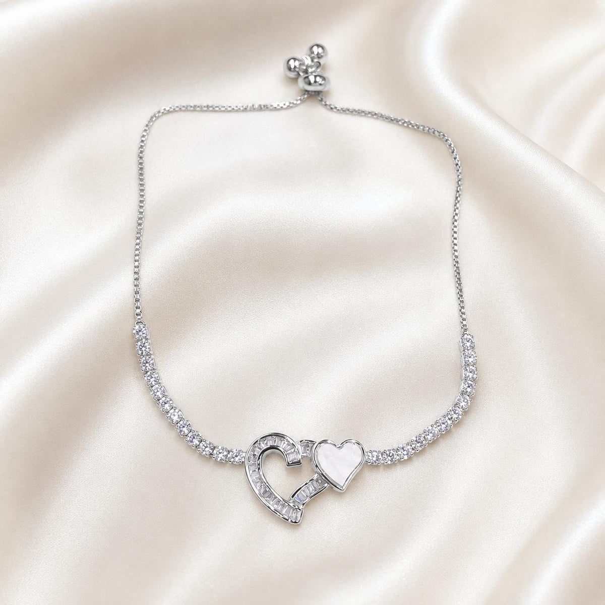 Pulseira Ajustável Dois Corações Entrelaçados com Madrepérola e Zircônias | Pulseira Feminina Dourada e Prateada Acessório Romântico Delicado para Presente