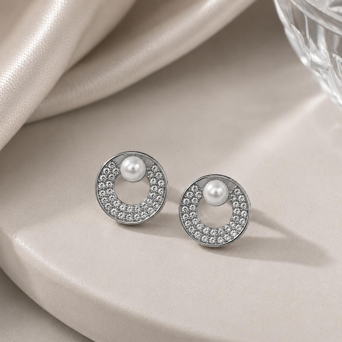 Brinco Círculo com Pérola e Zircônia Elegância Clássica e Moderna Zircônias Brilhantes Pérola de Imitação Versátil para Ocasiões Especiais