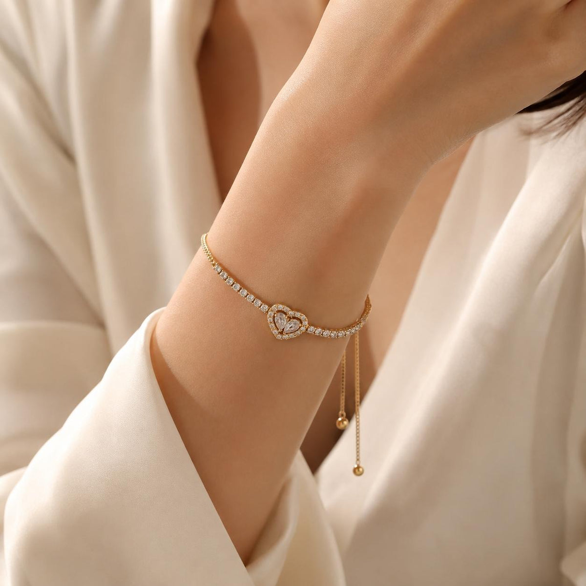 Pulseira Ajustável Coração com Duas Pedras Zircônia e Corrente Cheia de Cristais | Pulseira Feminina Dourada e Prateada Acessório Romântico para Presente