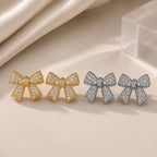 Brinco Laço de Zircônia Luxo - Elegância e Charme em Formato de Laço Incrustado com Zircônias para Mulheres que Apreciam Peças Delicadas e Sofisticadas