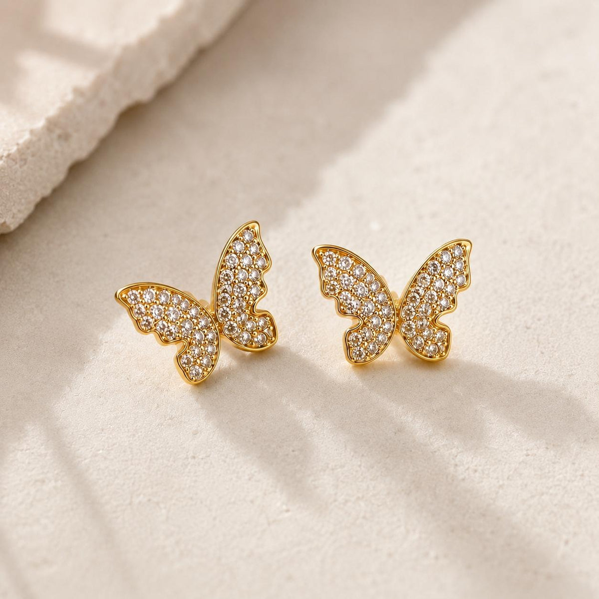 Brinco Borboleta em Zircônia Luxo - Elegância Feminina com Zircônias Brilhantes e Design Leve e Romântico para Mulheres