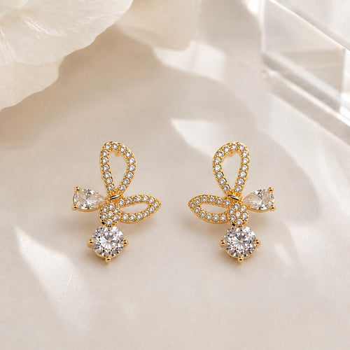 Brinco Borboleta com Zircônias Elegância em Cada Detalhe Asas Vazadas Pedras Principais Leve e Feminino Charmoso e Elegante