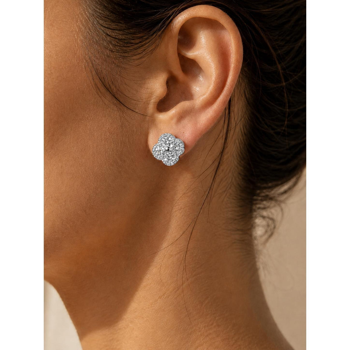 Brinco Trevo Flor em Zircônia Halo Design Floral Elegante com Zircônias em Camadas para Sorte e Glamour