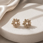 Brinco Flor Estrela com Zircônias Redondas e Corte Baguete Design Simétrico Brilho Contínuo Elegância e Sofisticação para Qualquer Ocasião