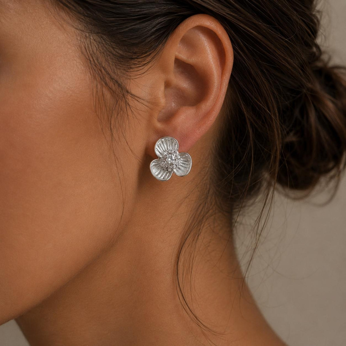 Brinco Flor com Esmalte e Zircônias Elegância Floral para Joias Delicadas e Sofisticadas