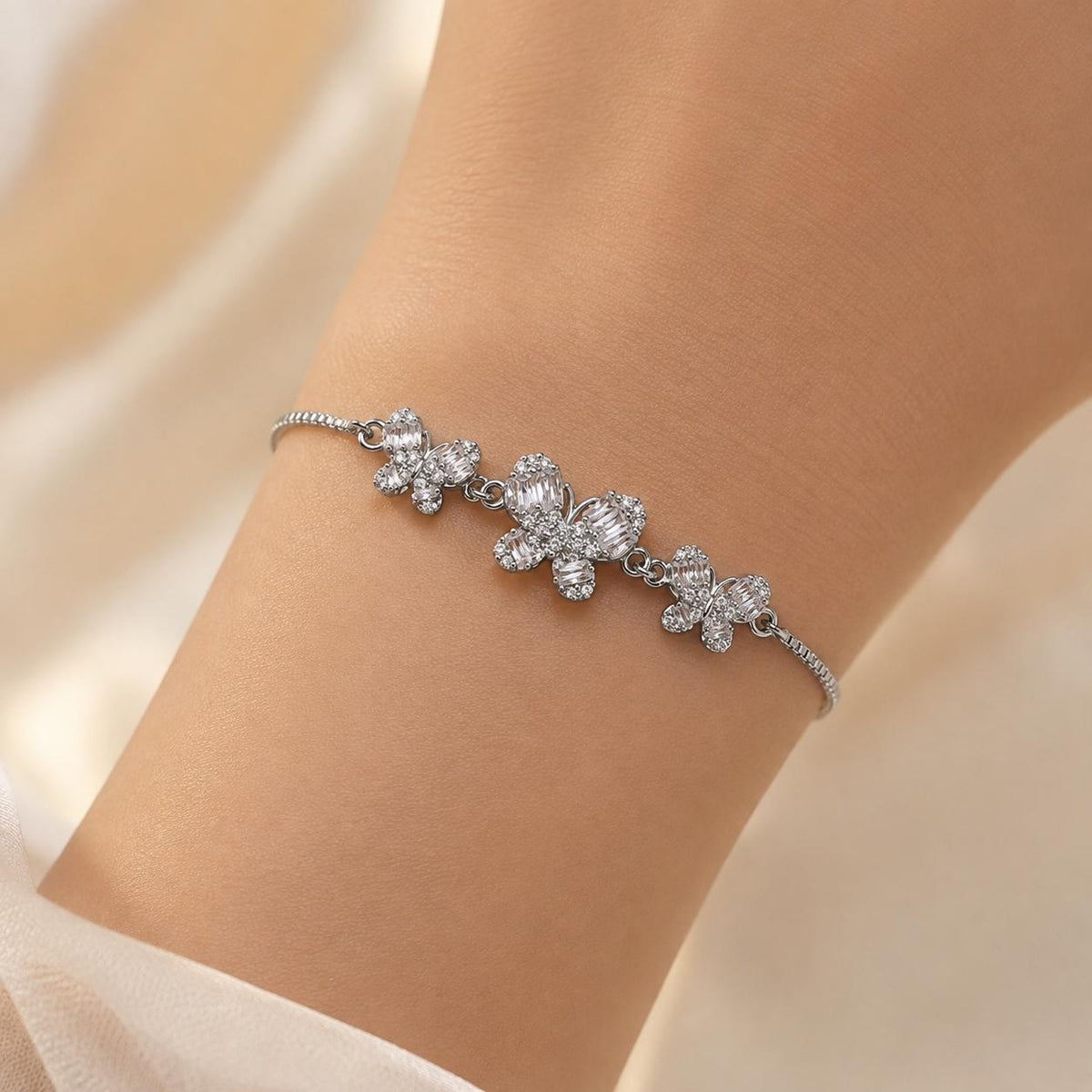 Pulseira Ajustável com Três Borboletas Zircônias Brilhantes | Pulseira Feminina Dourada e Prateada Acessório Delicado Luxuoso para Presente