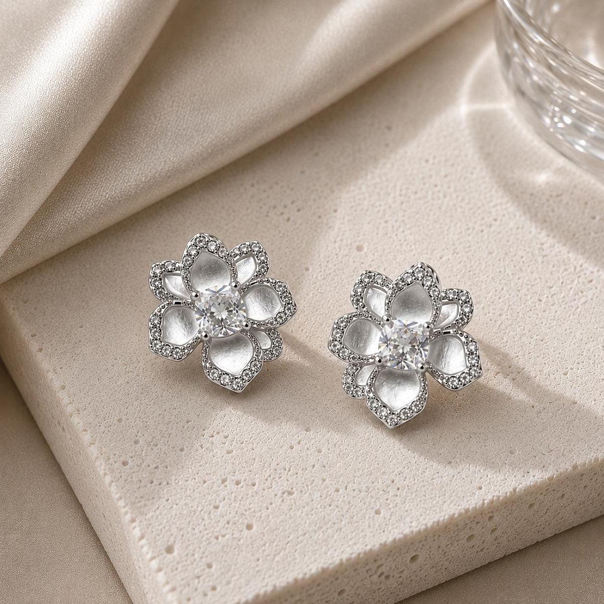 Brinco Flor de Camélia com Esmalte e Zircônias
