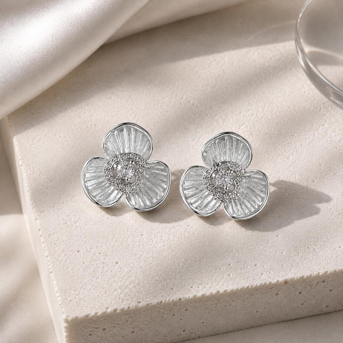 Brinco Flor com Esmalte e Zircônias Elegância Floral para Joias Delicadas e Sofisticadas