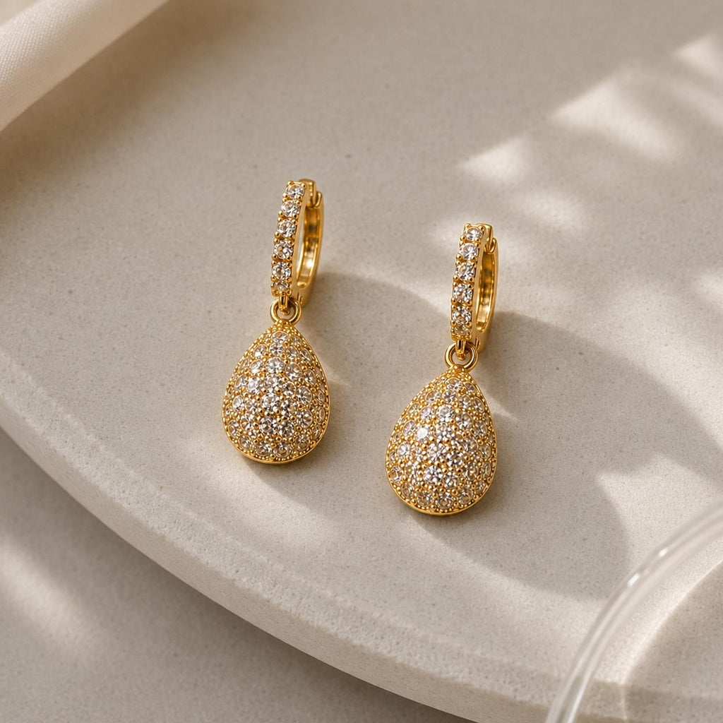 Brinco Gota Pendente em Zircônia Luxo Argola Pequena com Zircônias Brilho Contínuo Elegante e Versátil para Qualquer Ocasião
