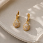 Brinco Gota Pendente em Zircônia Luxo Argola Pequena com Zircônias Brilho Contínuo Elegante e Versátil para Qualquer Ocasião