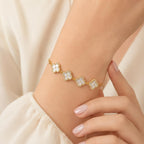Pulseira Trevo Quatro Folhas com Madrepérola e Zircônias Ajustável | Pulseira Feminina Dourada e Prateada Acessório Delicado Presente