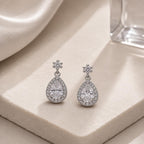 Brinco Gota com Zircônia Central e Halo Elegância Atemporal Adiciona Glamour e Sofisticação para Várias Ocasiões